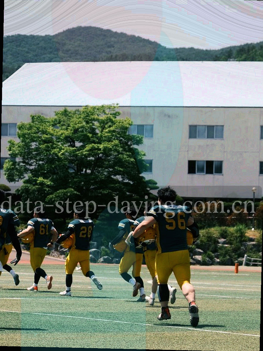 现代办公空间走廊的横向线条与自然光，画面中不出现可辨识人物
